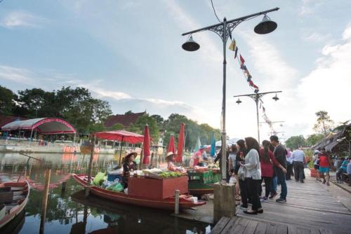 talad nam klong hae resort