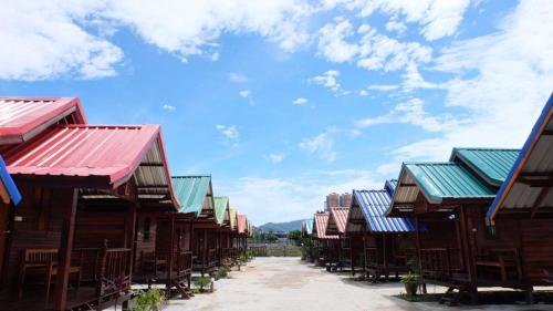 talad nam klong hae resort
