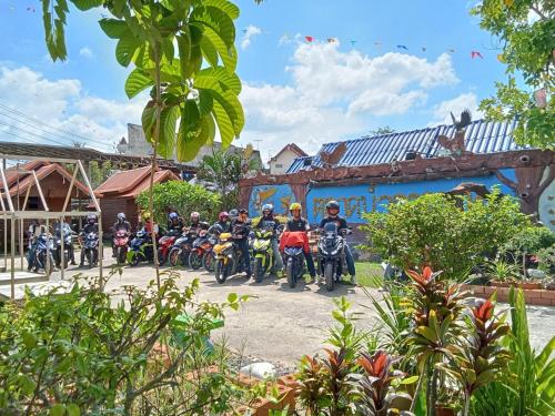 talad nam klong hae resort
