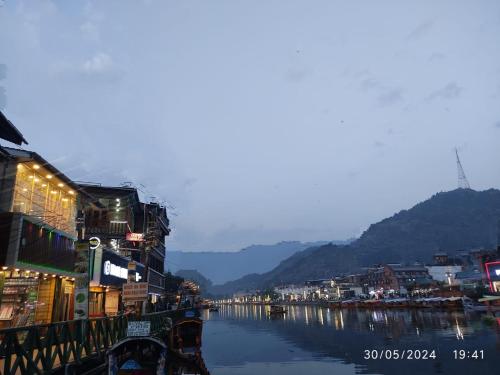 Dal Fog Guest House,Dal Lake>>Srinagar,0 star