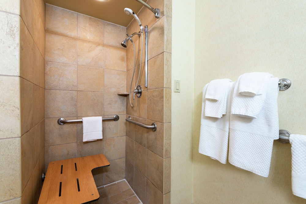 doubletree by hilton hotel grand rapids airport