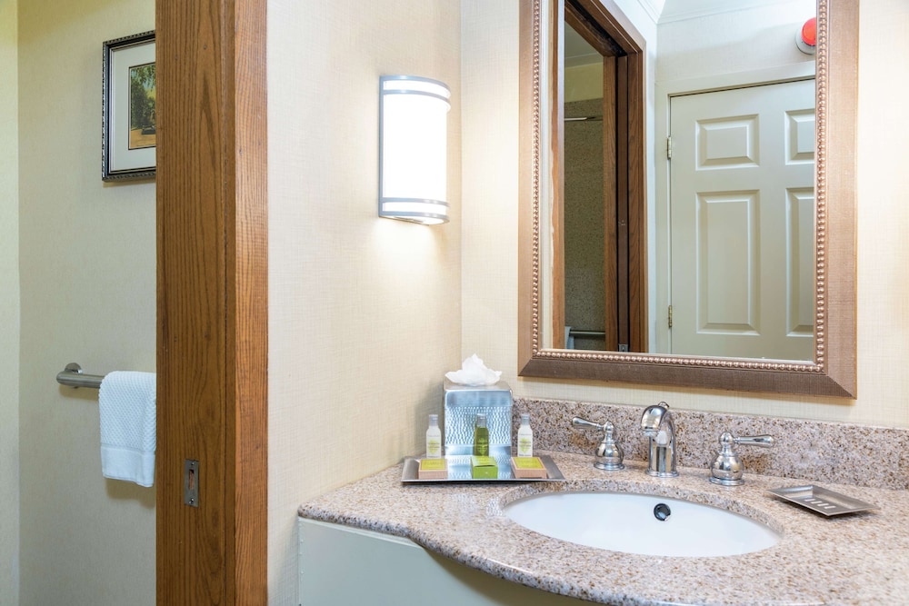 doubletree by hilton hotel grand rapids airport