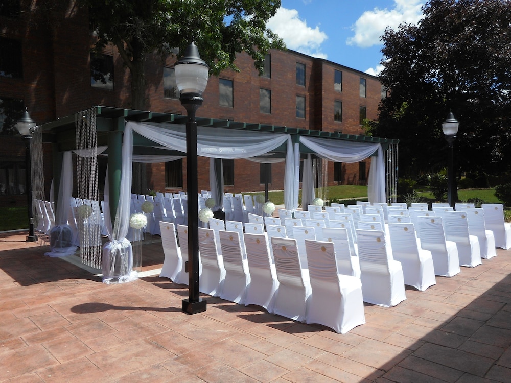 doubletree by hilton hotel grand rapids airport