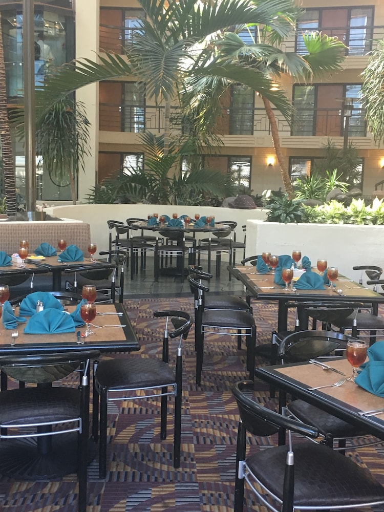 embassy suites by hilton phoenix biltmore