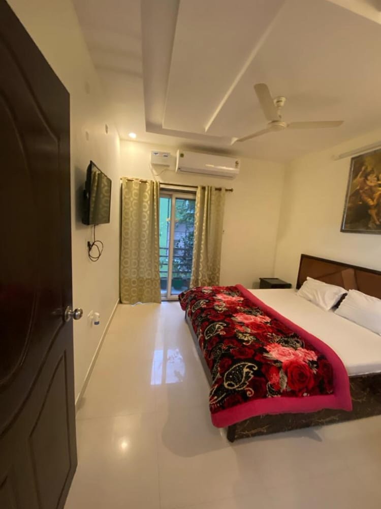 11 flowers serviced apartments