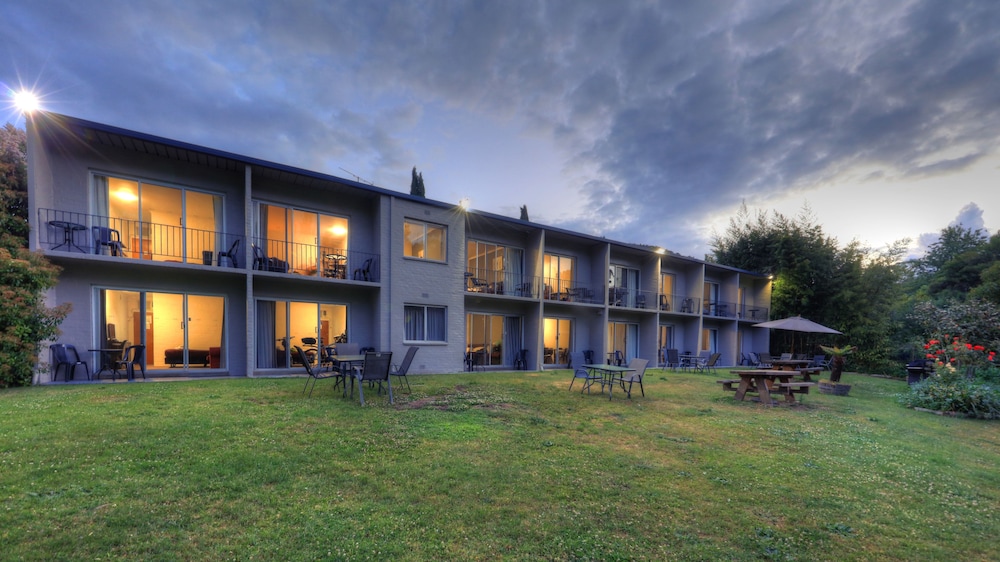 riverbank park motel