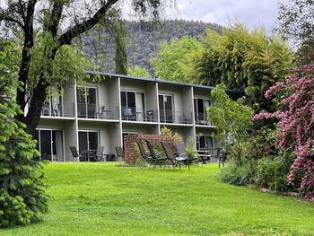 riverbank park motel