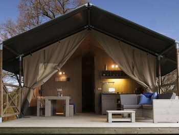 comfortably furnished tent lodge with stove near the veluwe