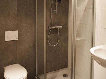 comfortably furnished tent lodge with stove near the veluwe