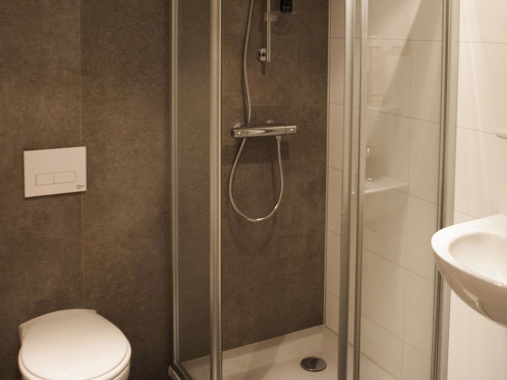 comfortably furnished tent lodge with stove near the veluwe