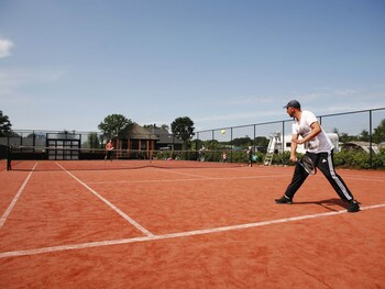 comfortably furnished tent lodge with stove near the veluwe