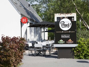 comfortably furnished tent lodge with stove near the veluwe