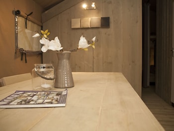 comfortably furnished tent lodge with stove near the veluwe