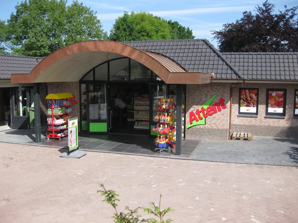 comfortably furnished tent lodge with stove near the veluwe