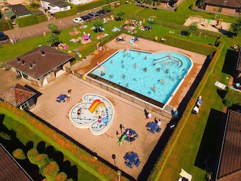 comfortably furnished tent lodge with stove near the veluwe