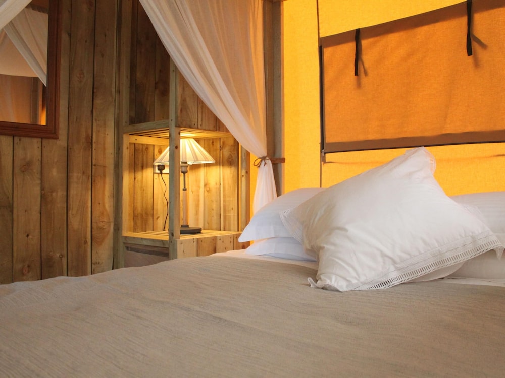 comfortably furnished tent lodge with stove near the veluwe