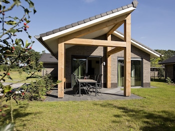 attractive bungalow with a covered terrace near the veluwe