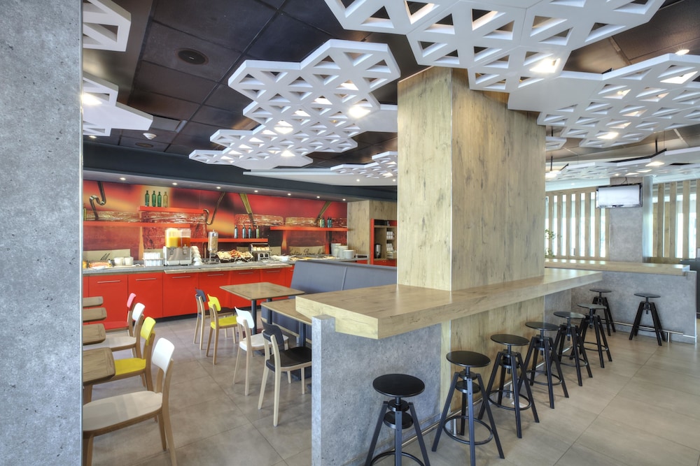 ibis guadalajara expo