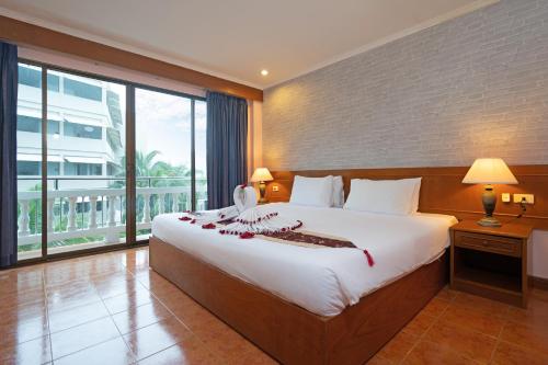 happy holiday resort and apartments patong beach