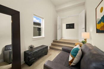 the colorado house in old town brewery district