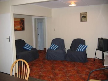 Glowworm Motel,Hangatiki>>Hamilton,2.5 star