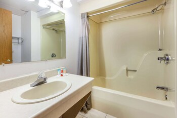 Travelodge By Wyndham Escanaba,Escanaba>>Bark River,2 star