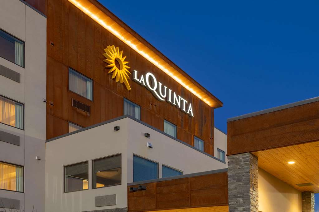 la quinta inn and suites by wyndham anchorage airport