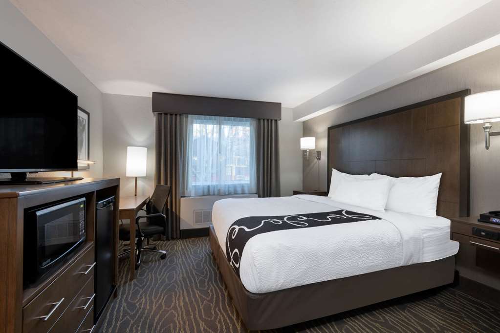 la quinta inn and suites by wyndham anchorage airport