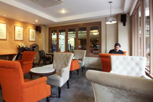 rambuttri village inn and plaza