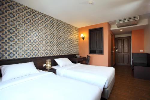 rambuttri village inn and plaza