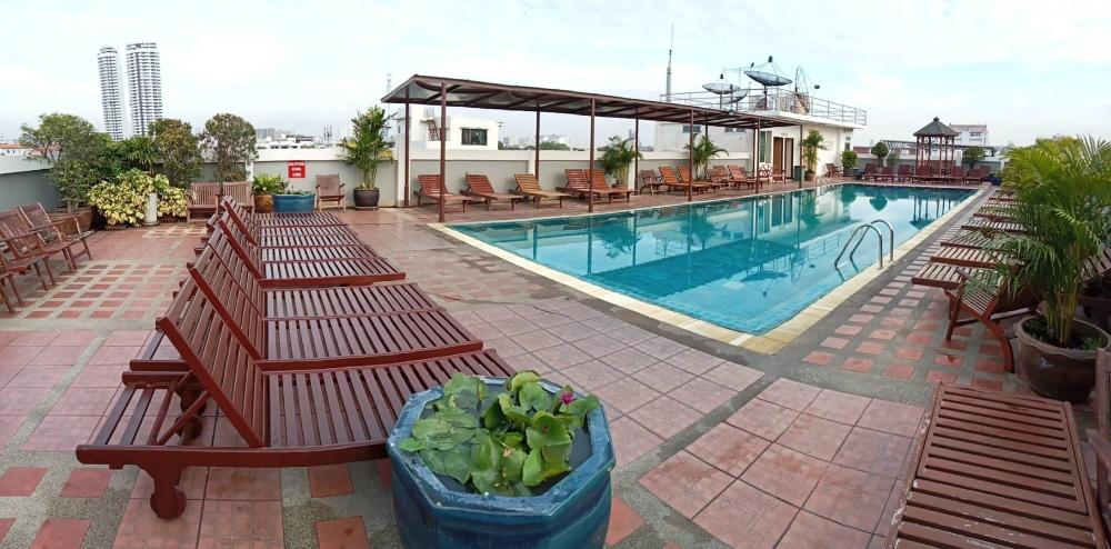 rambuttri village inn and plaza