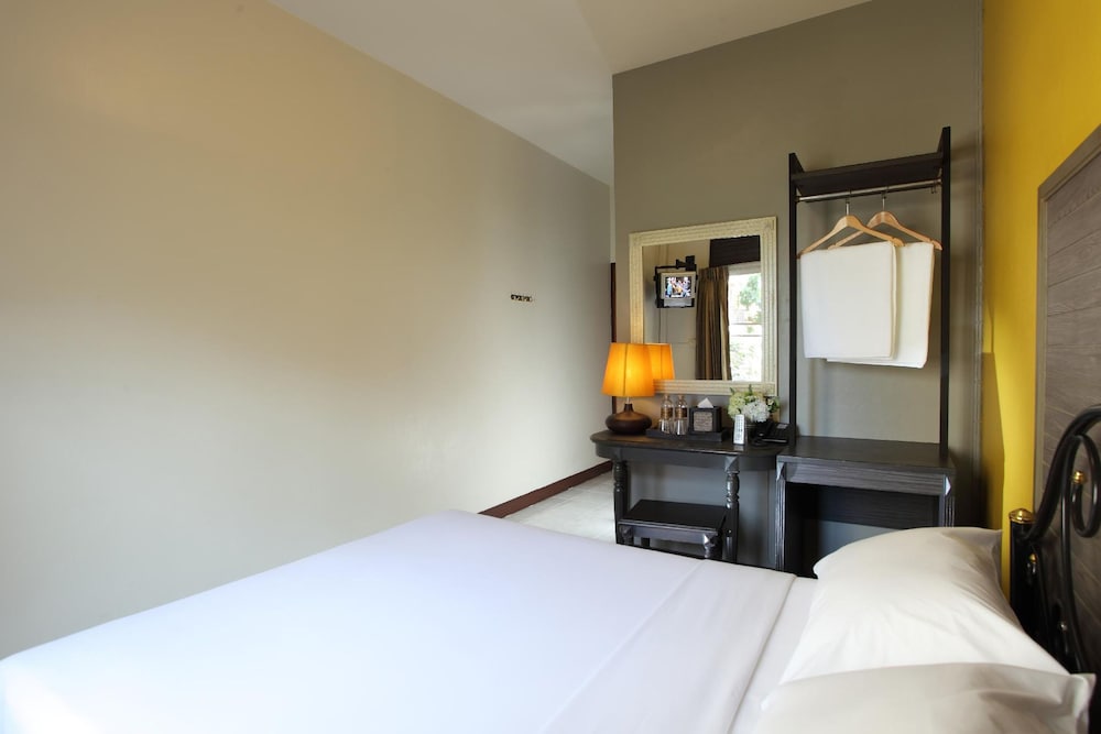 rambuttri village inn and plaza