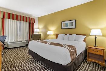 quality inn fayetteville near historic downtown square