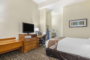 quality inn fayetteville near historic downtown square