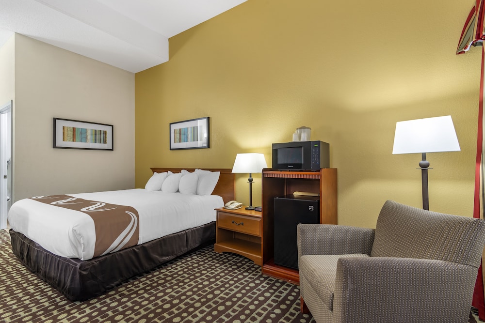 quality inn fayetteville near historic downtown square