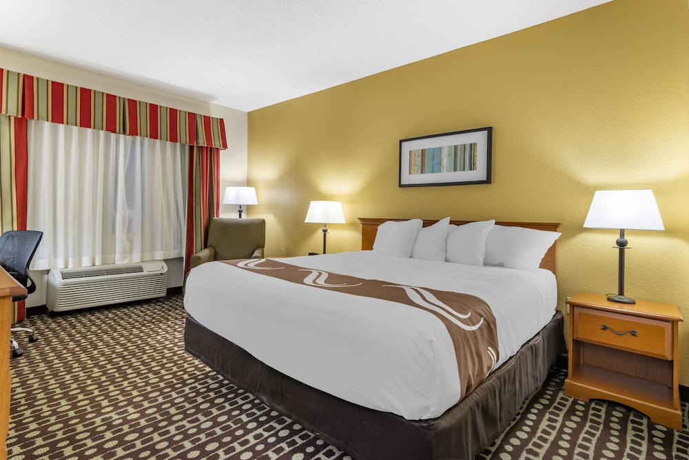 quality inn fayetteville near historic downtown square