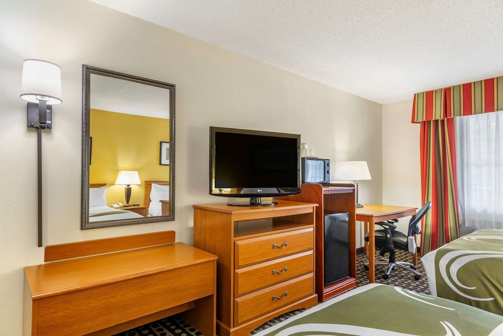 quality inn fayetteville near historic downtown square