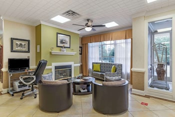 Quality Inn Fayetteville Near Historic Downtown Square,Near Fayette County Courthouse,3 star