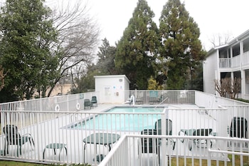 quality inn fayetteville near historic downtown square