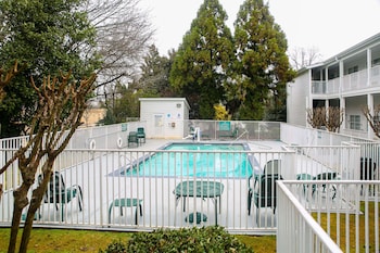 Quality Inn Fayetteville Near Historic Downtown Square,Near Fayette County Courthouse,3 star