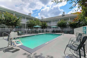 quality inn fayetteville near historic downtown square