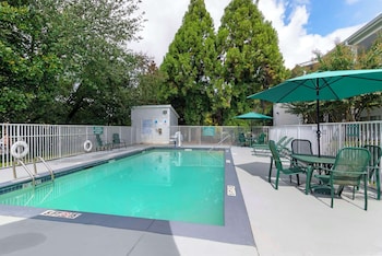 quality inn fayetteville near historic downtown square