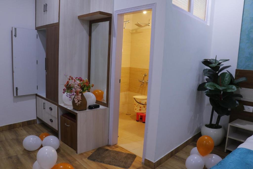 Acme  Inn,New Delhi>>Delhi,5 star