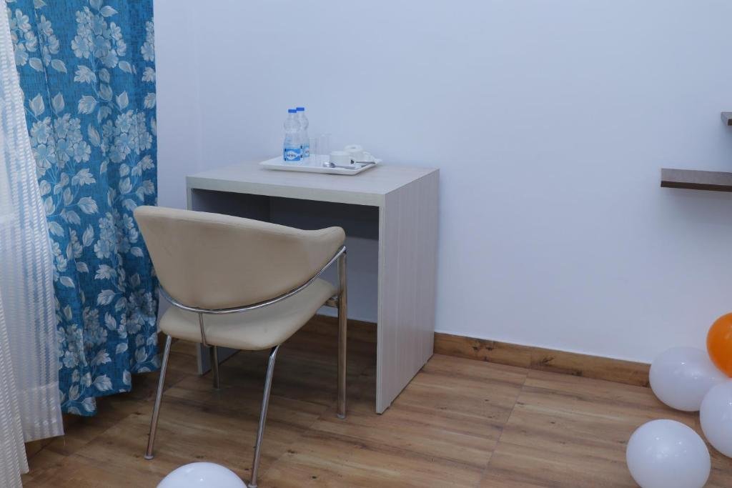 Acme  Inn,New Delhi>>Delhi,5 star