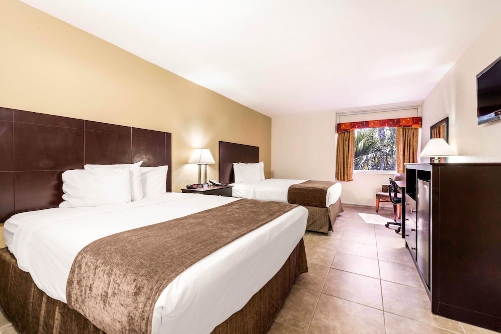 rodeway inn and suites fort lauderdale airport and cruise port