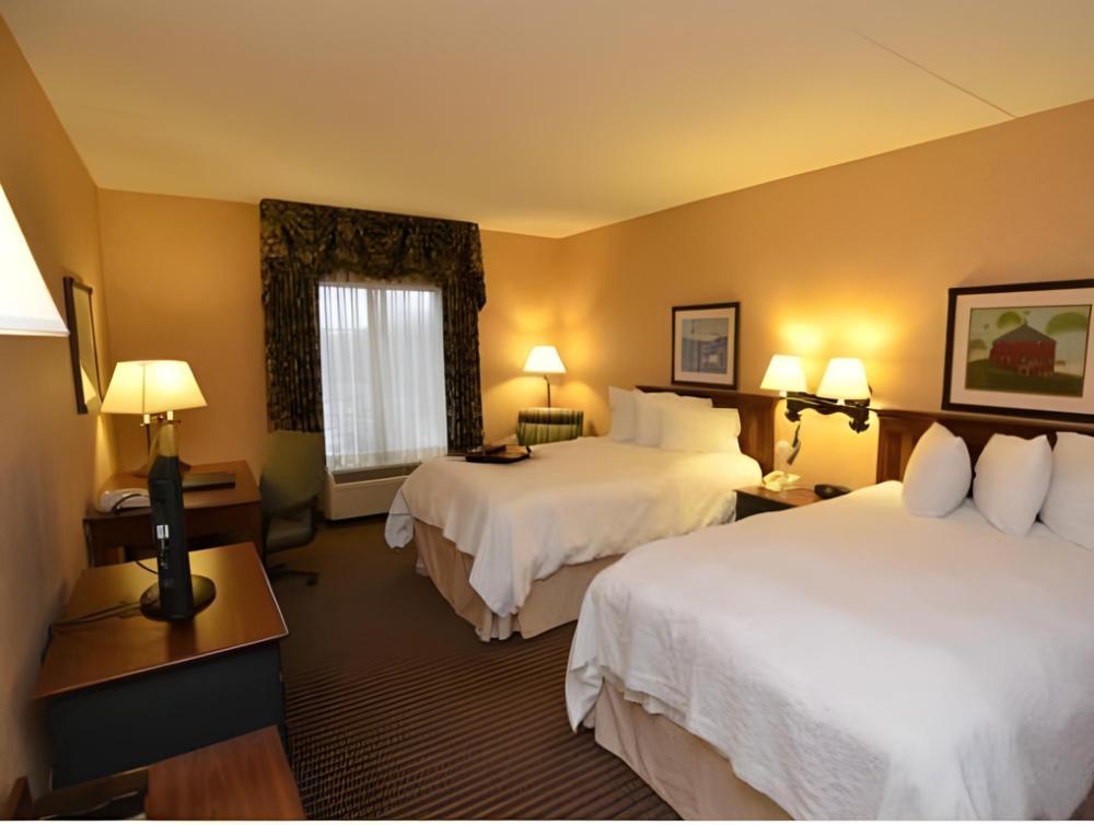 hampton inn and suites state college at williamsburg square