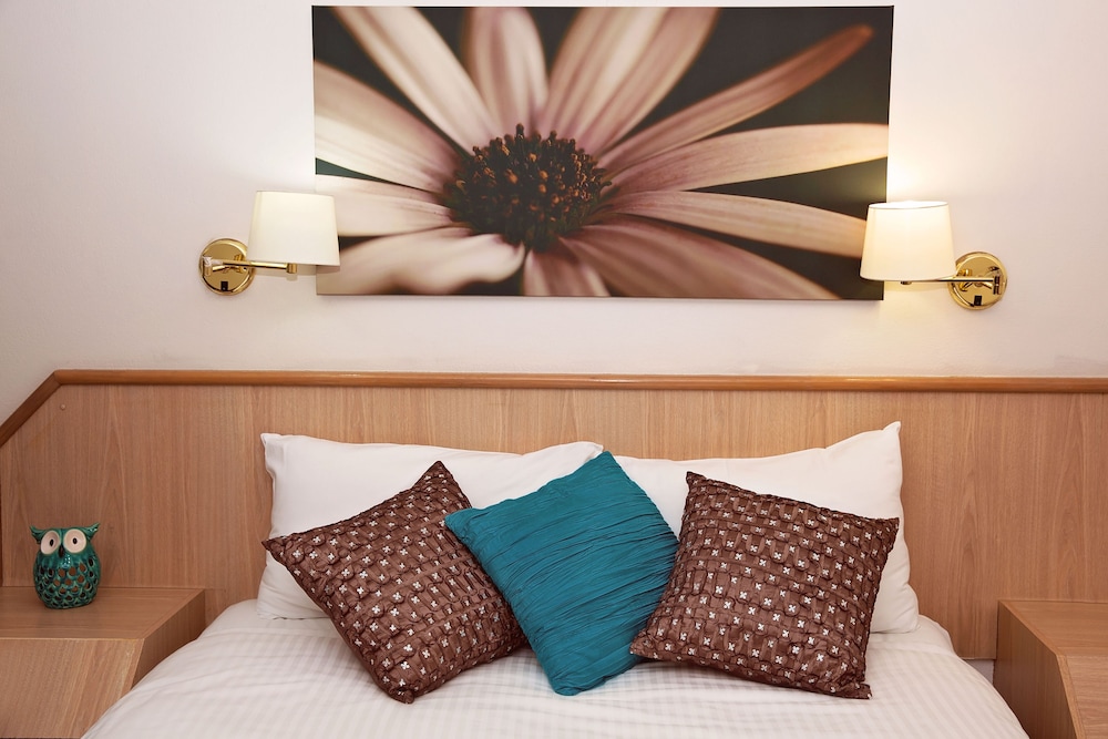 white lace motor inn