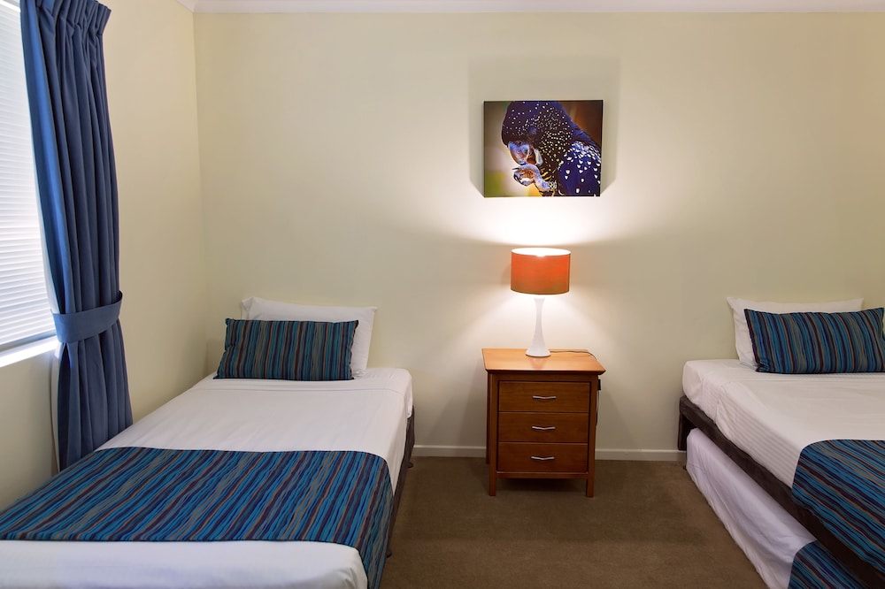 white lace motor inn