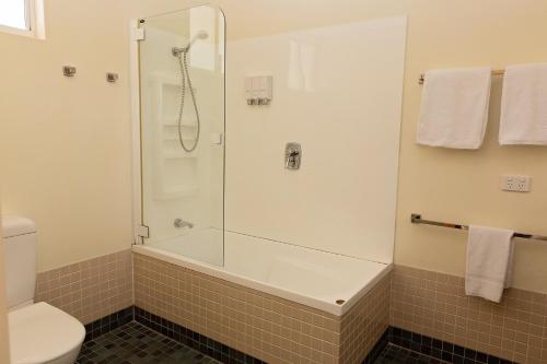 white lace motor inn