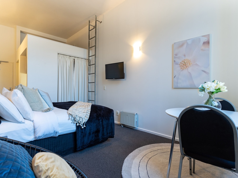 lovely urban studio plus loft off queen street